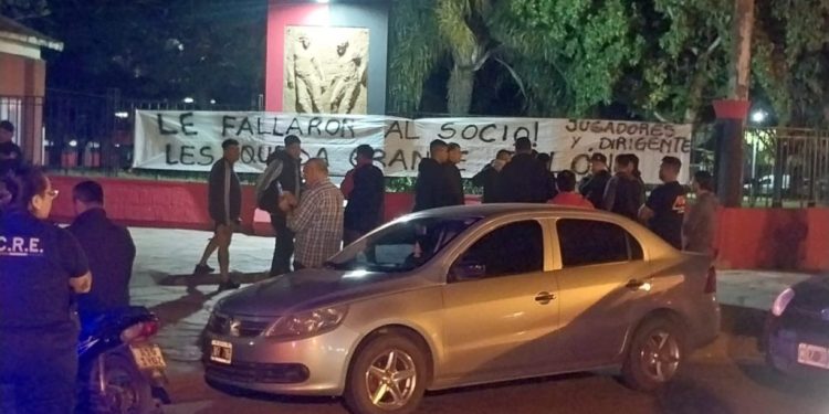 Los hinchas se cruzaron con los dirigentes: ¿Se vienen renuncias en CD?