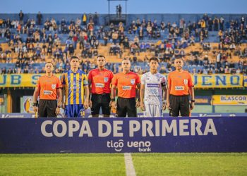 Gesto raro y robo de camisetas: El árbitro de Unión en Chile y dos situaciones insólitas