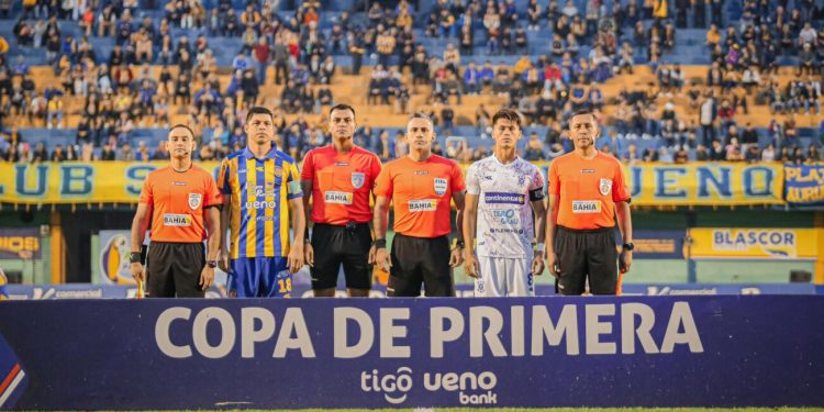 Gesto raro y robo de camisetas: El árbitro de Unión en Chile y dos situaciones insólitas