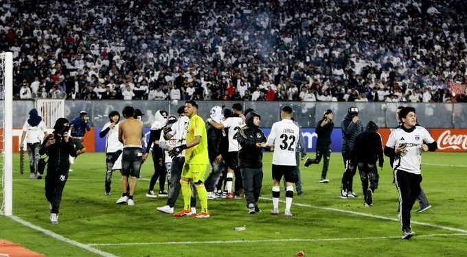 Tragedia en Chile: dos hinchas fallecieron por incidentes en la previa entre Colo Colo y Fortaleza