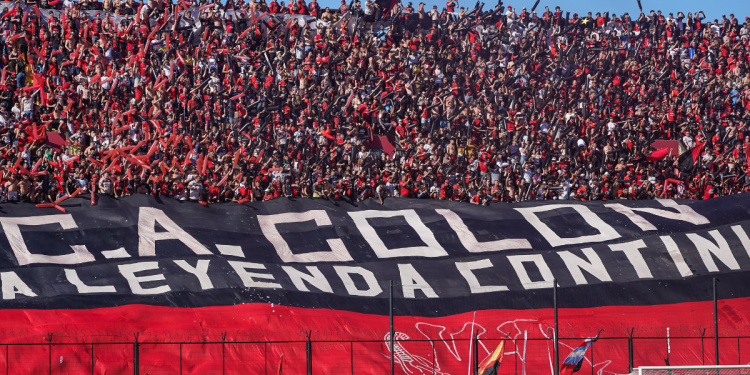 Los hinchas de Colón hicieron viral una foto retro
