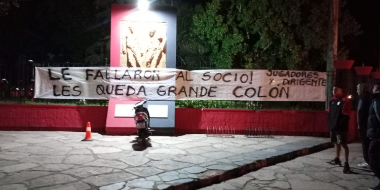 Otra bandera contra los jugadores y la dirigencia de Colón