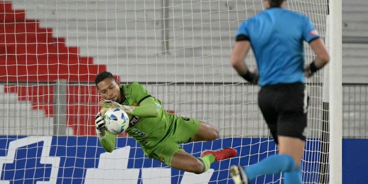 River chocó con el arquero Contreras y no pudo con Barcelona de Ecuador