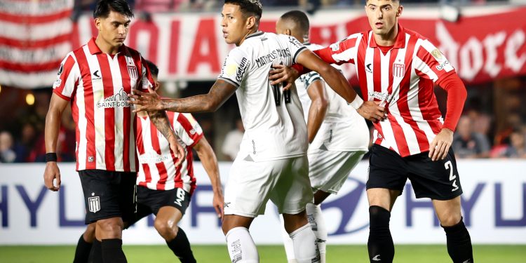 Estudiantes venció a Botafogo y es líder de su grupo