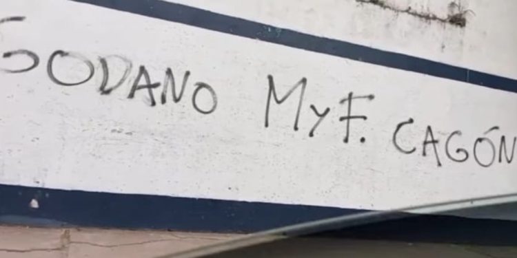 Aparecieron pintadas contra los dirigentes de Colón