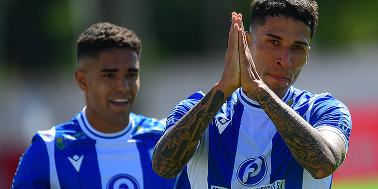 El equipo de dos ex Colón es sensación en Uruguay