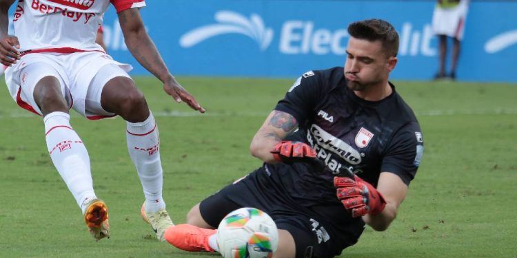 Un arquero ex Colón se vuelve de Colombia