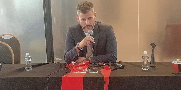 No va más: Colón anunció la salida de Ariel Pereyra como DT