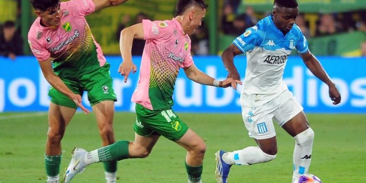 Racing visita a Defensa con el objetivo de llegar a playoffs