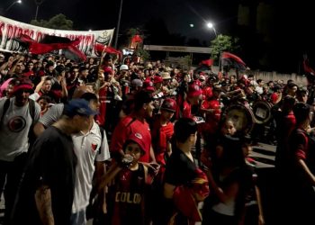 Colón recibió los 120 años con mucha fiesta y un malestar generalizado