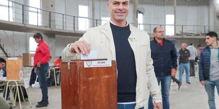 Tras votar, Desvaux enfatizó que «está en juego el futuro de Unión»