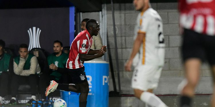 Estudiantes venció 2-0 a Carabobo y se clasificó como líder a los octavos de final