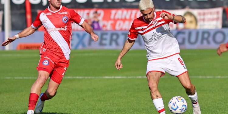 Estudiantes se quedó con la clasificación en la Zona A pese a ser goleado por Argentinos Juniors