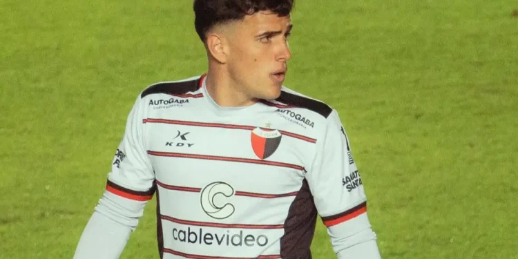 Racing acelera por un jugador de Colón