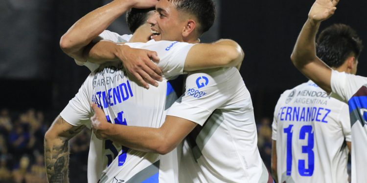 Godoy Cruz venció a Sportivo Luqueño y quedó cerca de la clasificación en la Copa Sudamericana