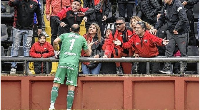 ¿Qué habló Díaz con los plateístas, en pleno campo de juego?