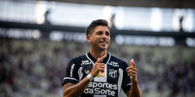 El ex Colón que la rompe en el equipo sorpresa del Brasileirao