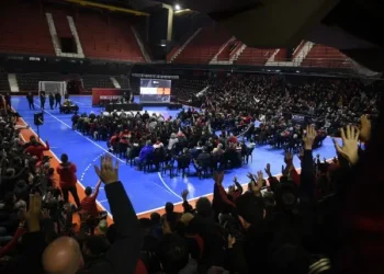 La masiva asamblea de Newell’s terminó con escándalo