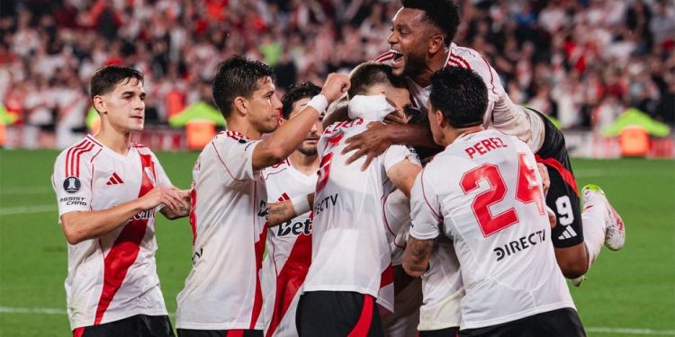 River, ya clasificado, recibe a Universitario buscando terminar entre los mejores primeros