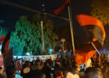 Otra vez los hinchas de Colón se hicieron sentir frente a la sede