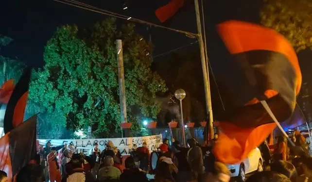 Otra vez los hinchas de Colón se hicieron sentir frente a la sede