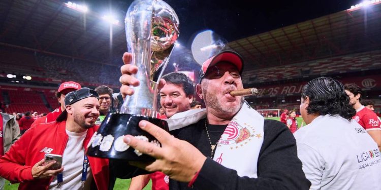 Un querido ex DT de Colón volvió a ser campeón