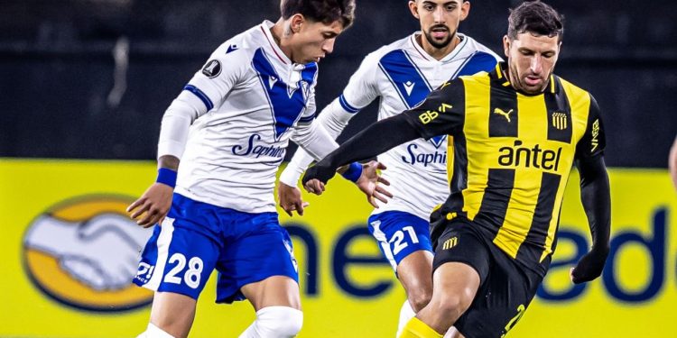 Vélez empató ante Peñarol y se clasificó primero en su grupo de la Copa Libertadores