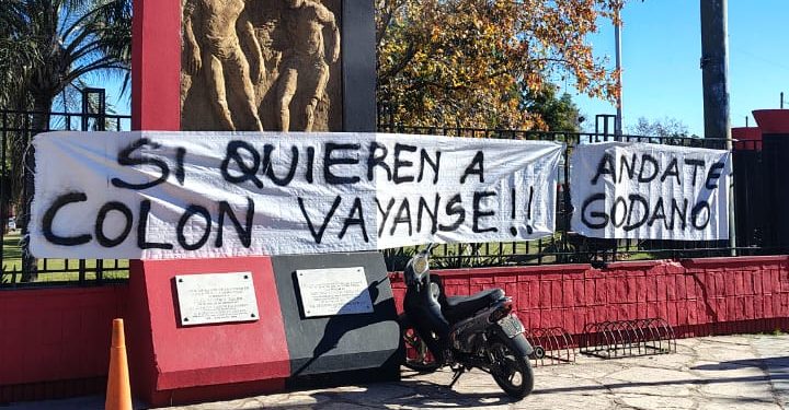 Aparecieron nuevas pancartas contra la dirigencia de Colón