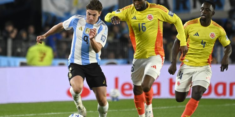 Con uno menos, Argentina llegó al empate ante Colombia