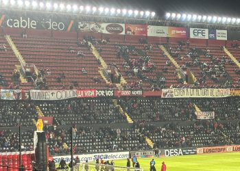La gente de Colón se expresó con banderas en la cancha