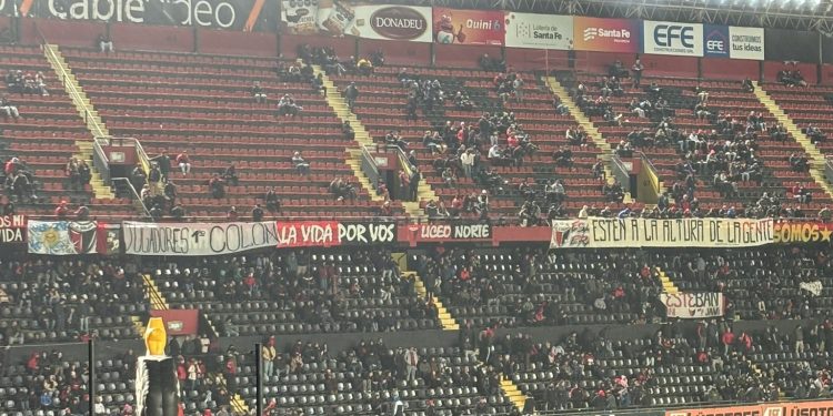 La gente de Colón se expresó con banderas en la cancha