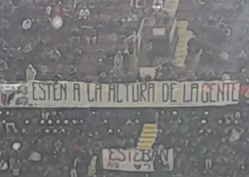 La gente de Colón se expresó con banderas en la cancha