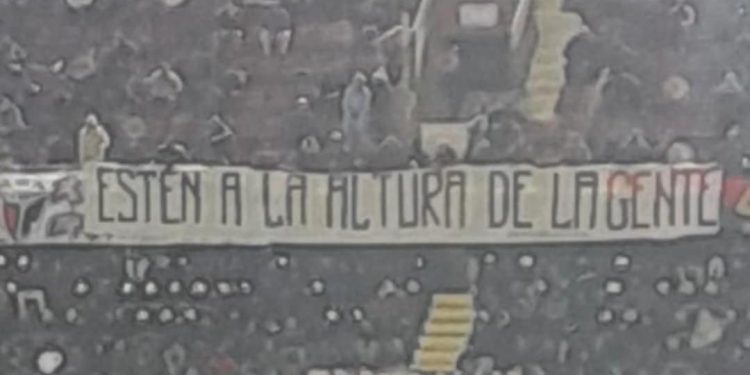 La gente de Colón se expresó con banderas en la cancha