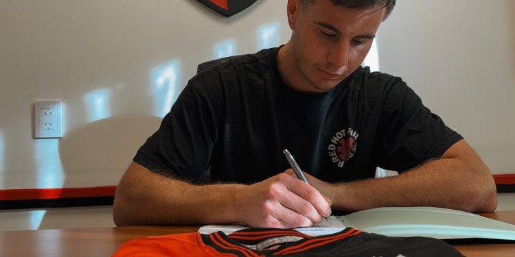 Firmó Castro, el delantero que tanto quería Yllana