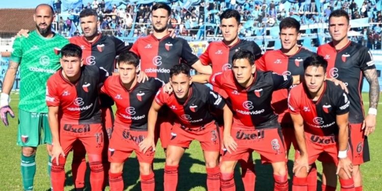 Baja de último momento en Colón para visitar a Temperley