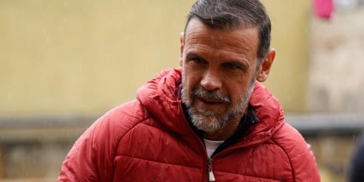 Yllana patea el tablero: siete cambios, refuerzos adentro y un referente afuera