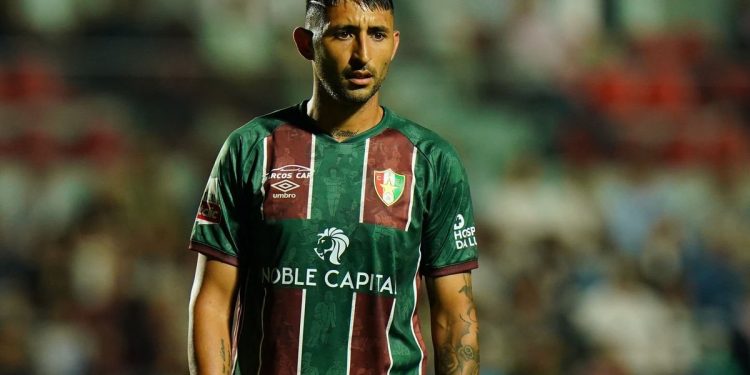 Alan Ruiz hace fuerza para jugar en un equipo del país, pero…