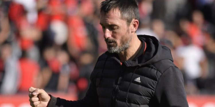 Sale un jugador y entra otro a la enfermería de Colón