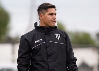 El rival de Colón llega a Santa Fe, segundo y sin DT