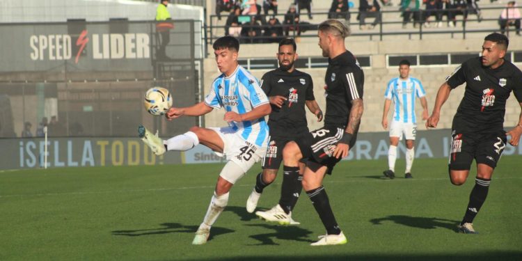 Deportivo Riestra derrotó a Atlético Tucumán y quedó segundo a punto de River