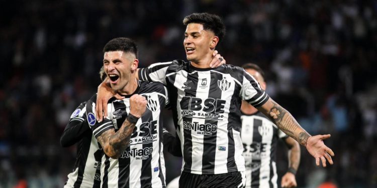 Central Córdoba venció a Lanús y sacó ventaja en la serie de los argentinos