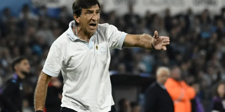 Racing no tendrá a su entrenador para el encuentro ante Unión