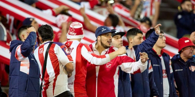 Unión y el aguante de sus hinchas en Mendoza