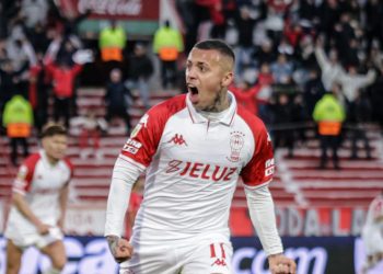 Antes de venir a Santa Fe, Huracán venció agónicamente a Argentinos Juniors