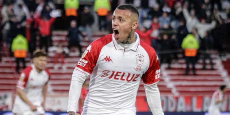 Antes de venir a Santa Fe, Huracán venció agónicamente a Argentinos Juniors