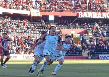 Colón mejoró pero no alcanzó: 1 a 1 ante Chaca en el debut de Medrán
