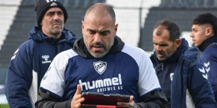 Papelón en Quilmes: el DT se peleó con el presidente y los jugadores votaron por su salida