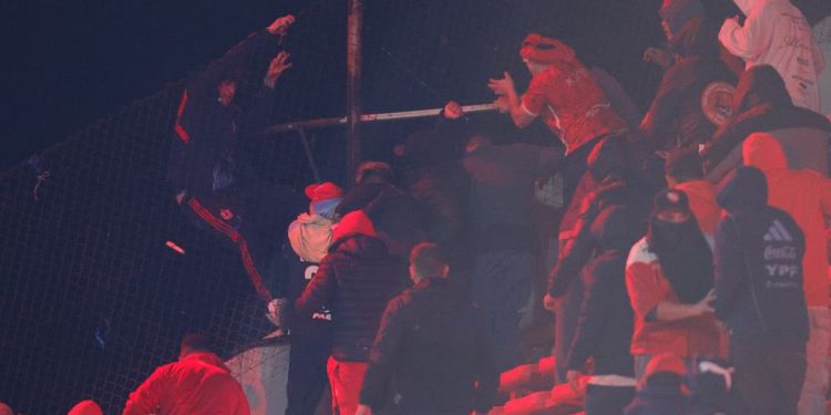 Barbarie: se «canceló» el partido entre Independiente y U de Chile