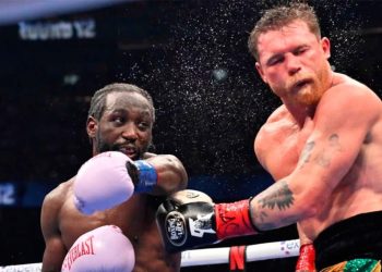 Terence Crawford terminó con el reinado de Canelo Álvarez en una pelea histórica