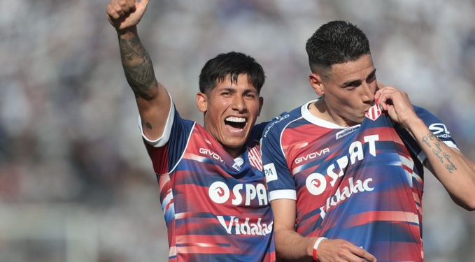 Triunfazo de Unión en La Plata para quedar en la cima de la tabla